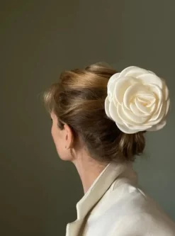 PICO COPENHAGEN Giant Satin Rose Claw Nude